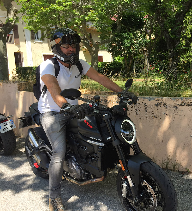 Cannes motorcycle rent à Ducati