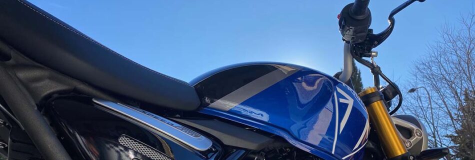 Hire a motorcycle in Cannes Triumph A2 license