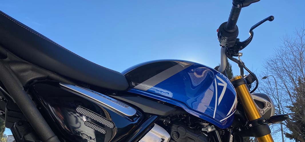 Hire a motorcycle in Cannes Triumph A2 license